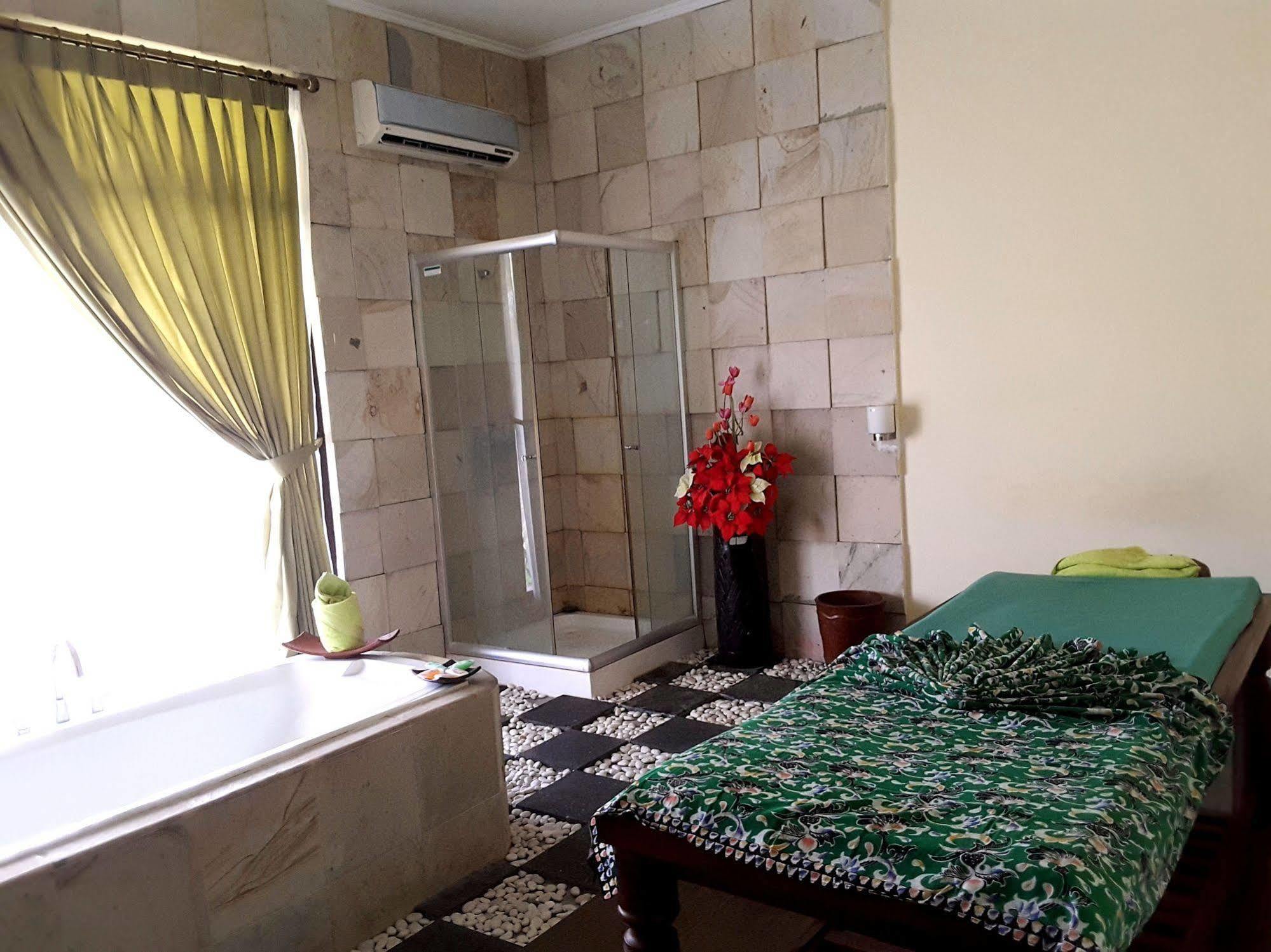 Grand Legi Hotel Mataram Esterno foto