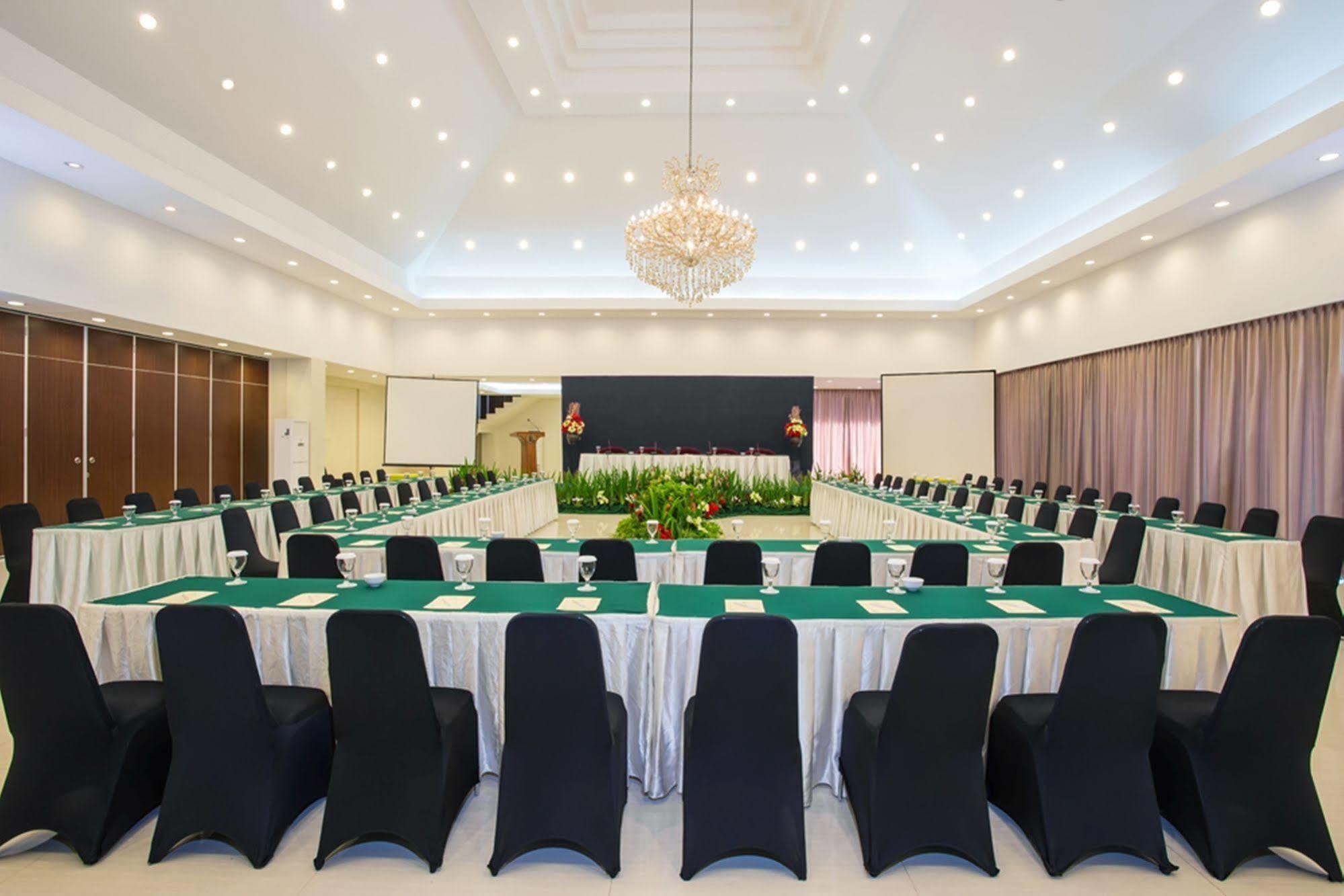 Grand Legi Hotel Mataram Esterno foto