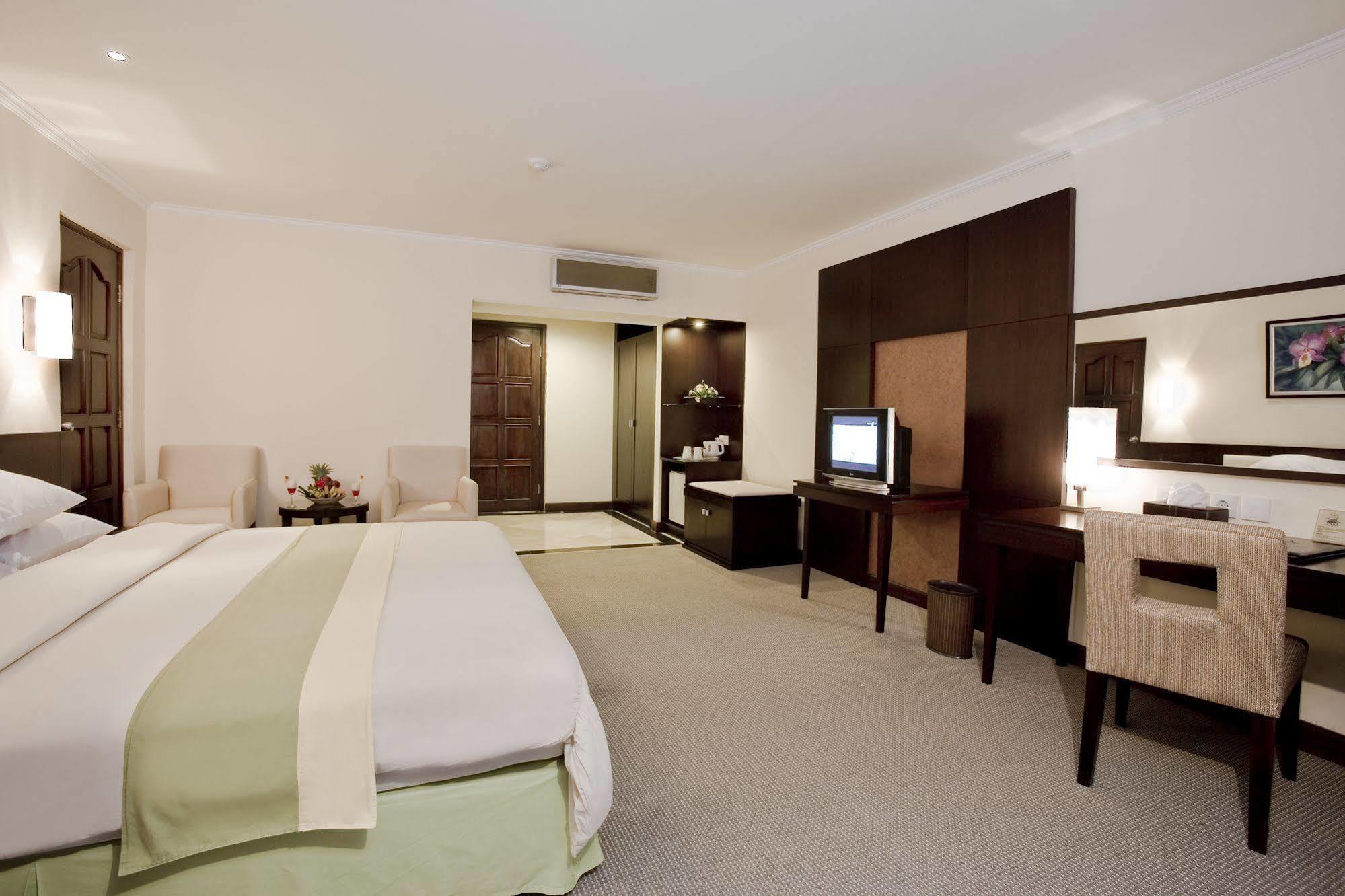 Grand Legi Hotel Mataram Esterno foto
