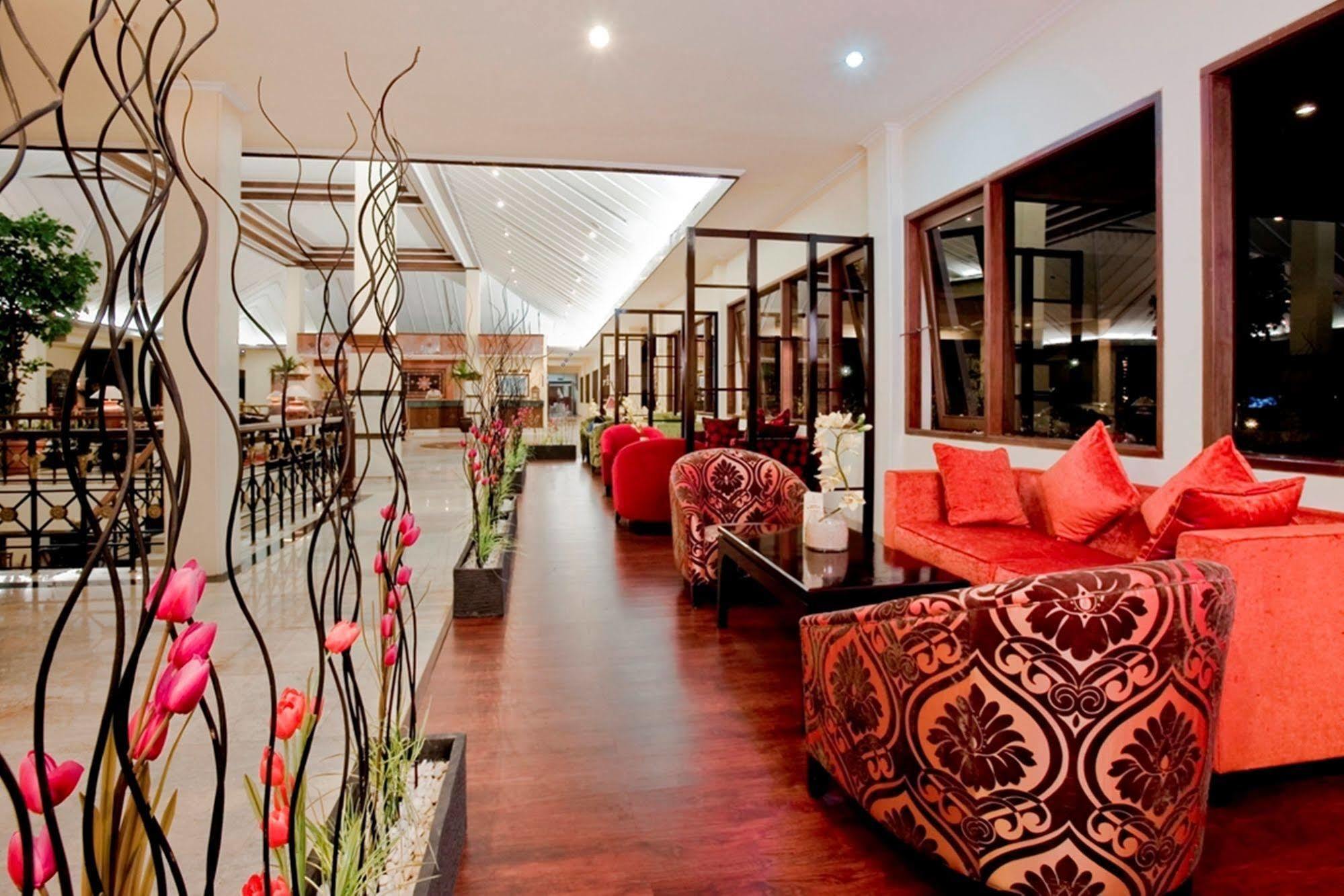 Grand Legi Hotel Mataram Esterno foto