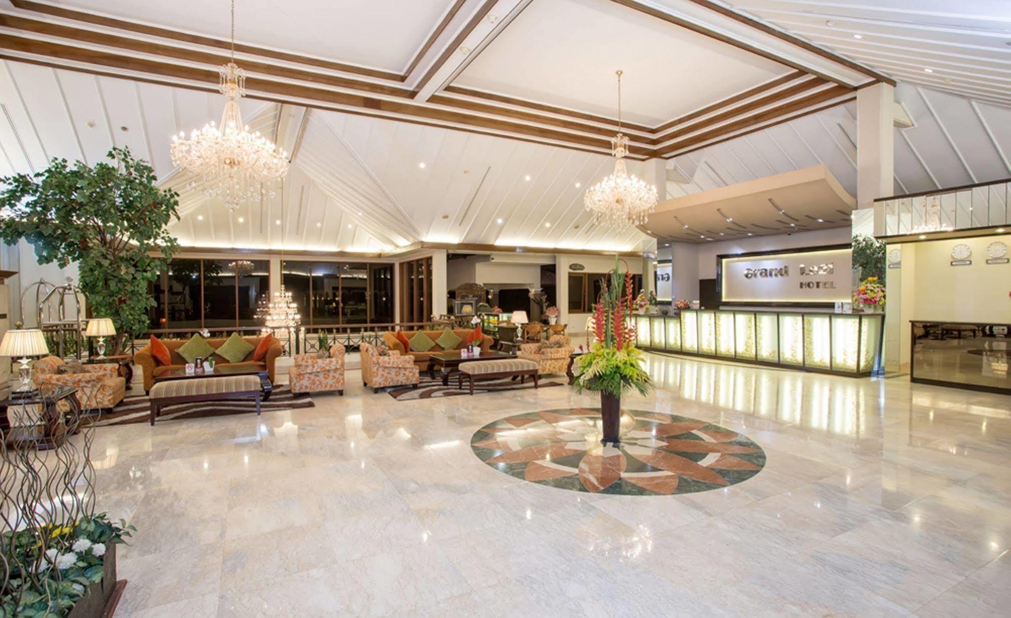 Grand Legi Hotel Mataram Esterno foto